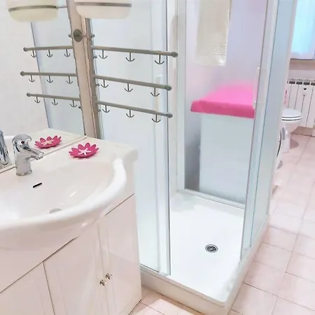 Tutto Intorno. Mare, Parcheggio Privato, Negozi. Apartment