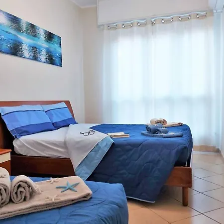 Tutto Intorno. Mare, Parcheggio Privato, Negozi.