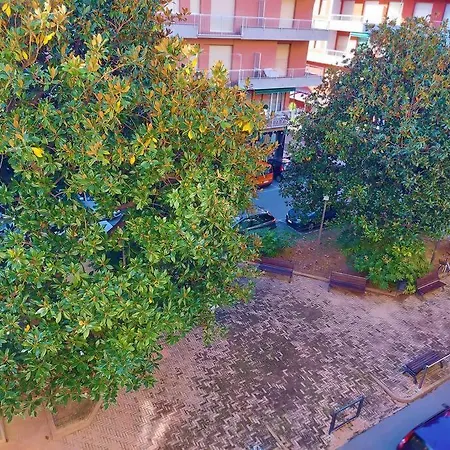 Tutto Intorno. Mare, Parcheggio Privato, Negozi. * Pietra Ligure