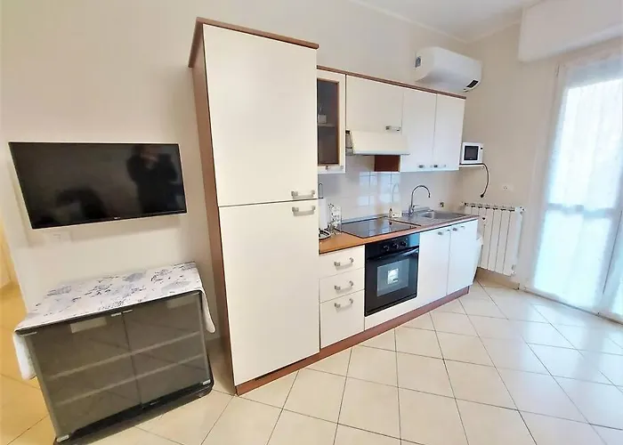 Tutto Intorno. Mare, Parcheggio Privato, Negozi. *