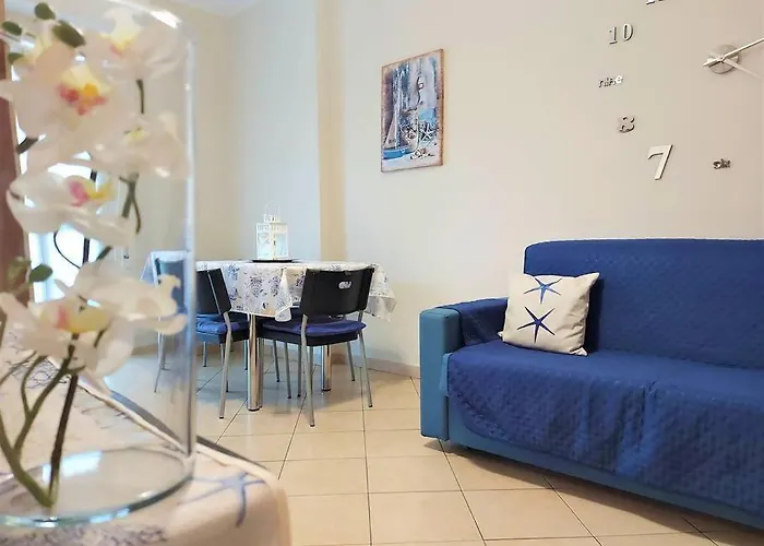 Tutto Intorno. Mare, Parcheggio Privato, Negozi. *