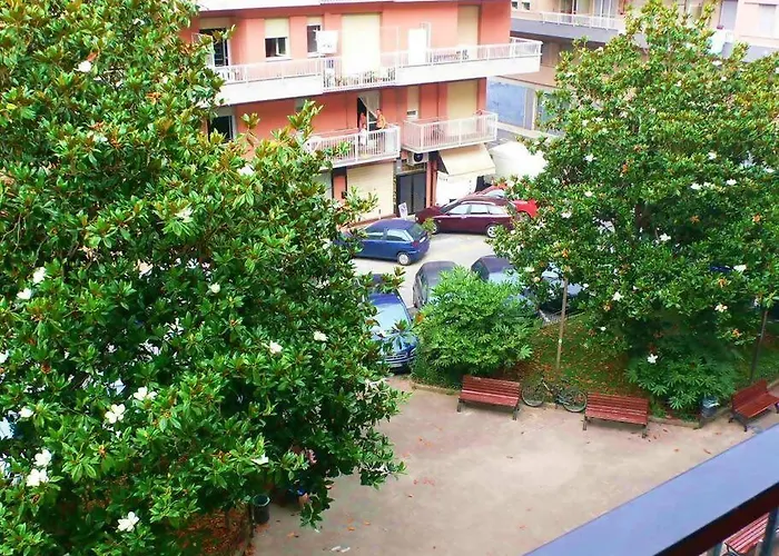 Tutto Intorno. Mare, Parcheggio Privato, Negozi. Pietra Ligure