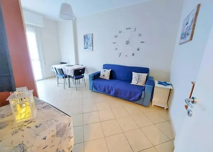 Tutto Intorno. Mare, Parcheggio Privato, Negozi. * Pietra Ligure
