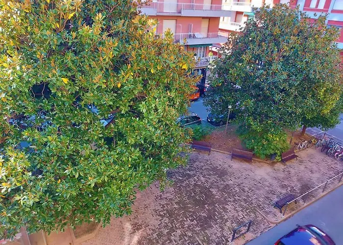 Tutto Intorno. Mare, Parcheggio Privato, Negozi. * Pietra Ligure