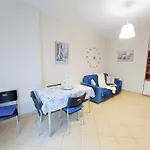 Tutto Intorno. Mare, Parcheggio Privato, Negozi. Apartamento *