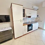 Tutto Intorno. Mare, Parcheggio Privato, Negozi. *