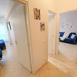 Tutto Intorno. Mare, Parcheggio Privato, Negozi. Pietra Ligure