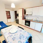 Tutto Intorno. Mare, Parcheggio Privato, Negozi. Apartamento *