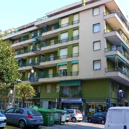 Tutto Intorno. Mare, Parcheggio Privato, Negozi. Apartamento Pietra Ligure