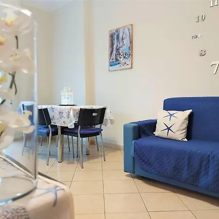 Tutto Intorno. Mare, Parcheggio Privato, Negozi. *