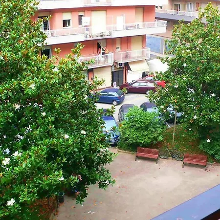 Tutto Intorno. Mare, Parcheggio Privato, Negozi. Pietra Ligure