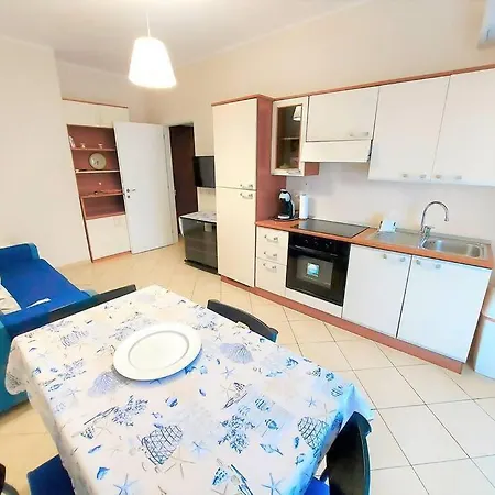 Tutto Intorno. Mare, Parcheggio Privato, Negozi. Apartamento *