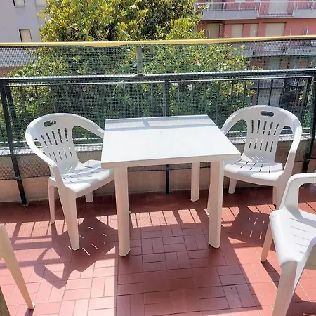 Tutto Intorno. Mare, Parcheggio Privato, Negozi. Apartamento *